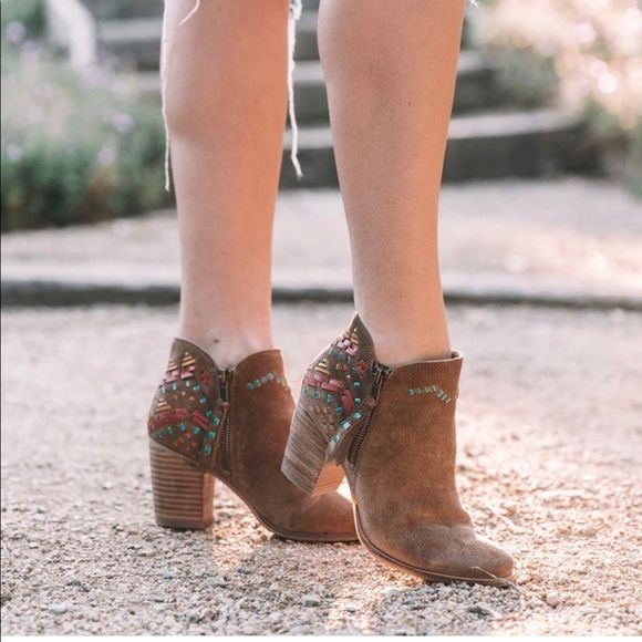 •NAUGHTY MONKEY• NWOB brown Aztec/tribal ankle print booties - Picture 1 of 10